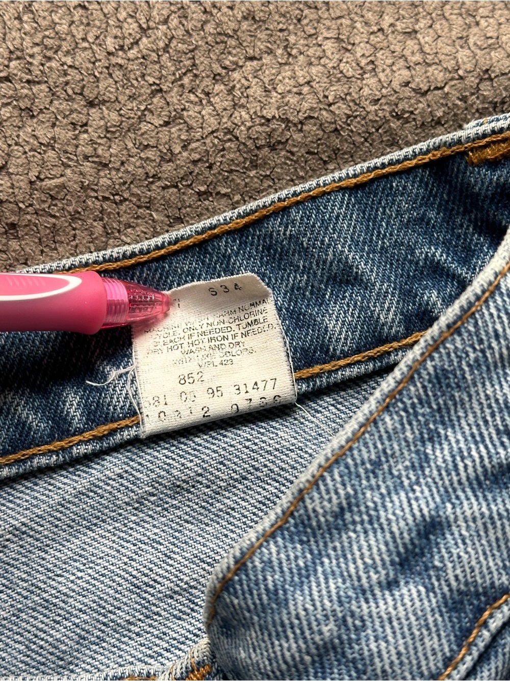 VINTAGE Levi’s 912 High Rise Jean - Picture 5 of 7